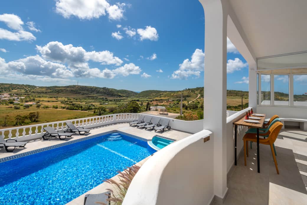 Pool and breakfast bar