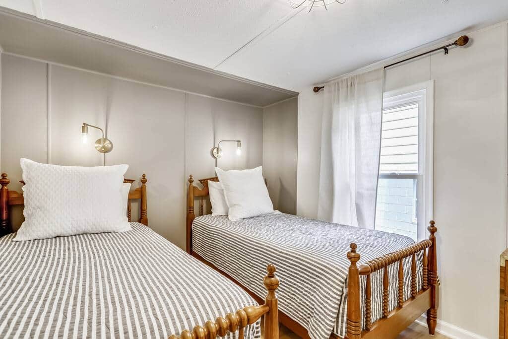 Third bedroom (two twin beds)