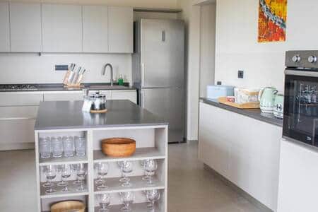 Cucina moderna e completamente attrezzata