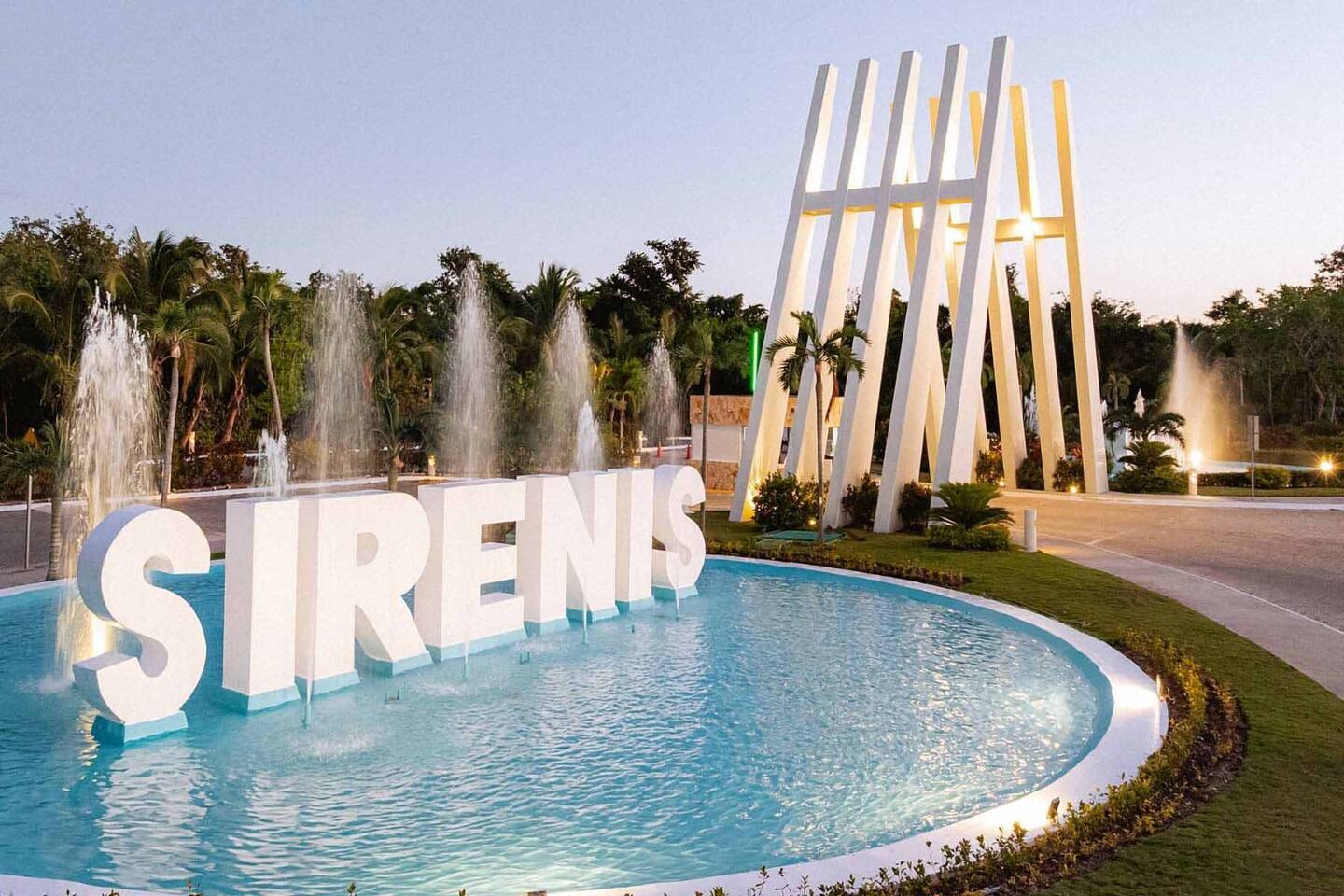 ¡Bienvenidos a Grand Sirenis Riviera Maya! Esta impactante entrada, con fuentes y paisajismo tropical, le da la bienvenida a la comunidad donde se encuentra su condominio El Bosque by TAO.