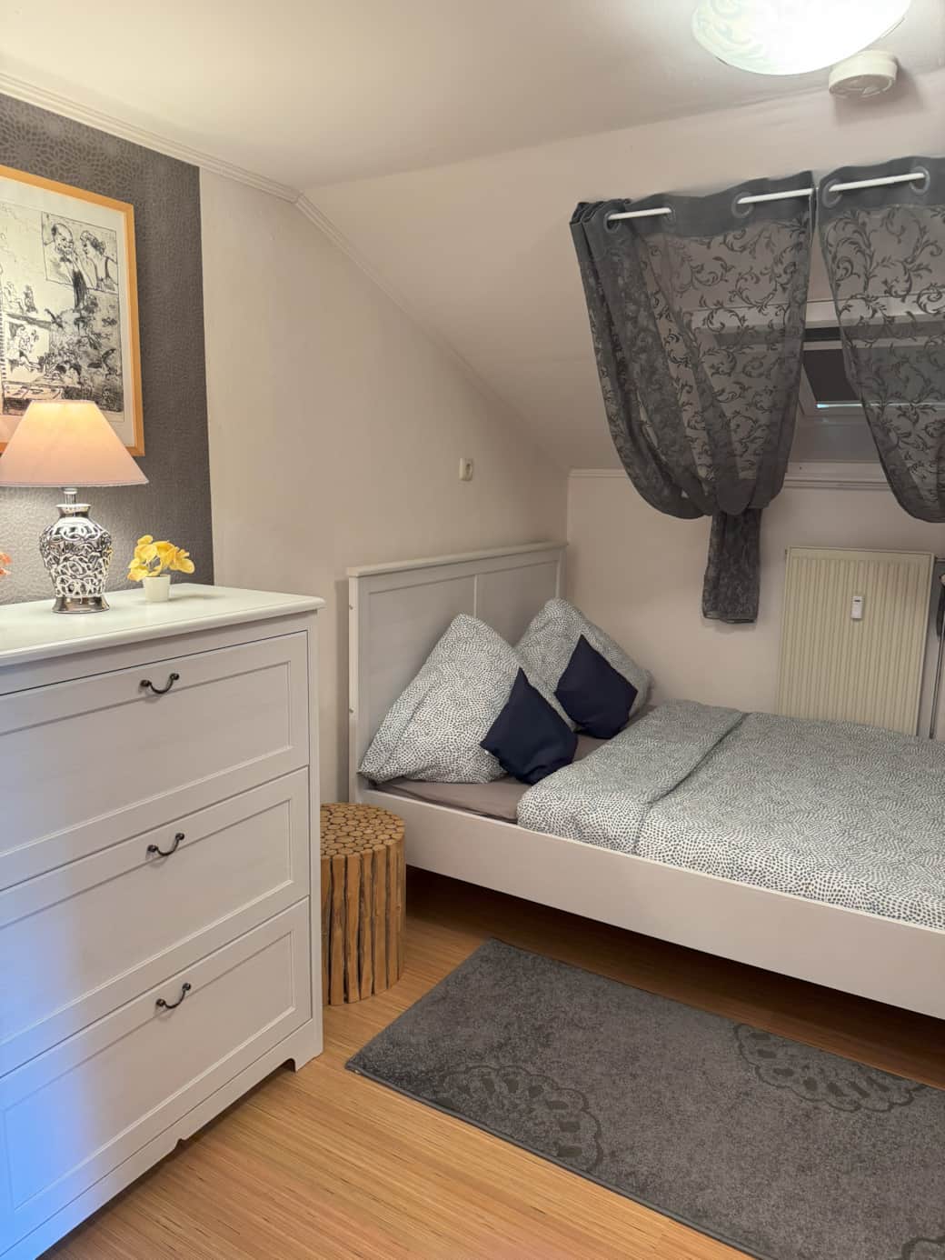 Schlafzimmer, 140cm Doppelbett, Nachttisch, Lampe, Insektenschutz, Verdunkelung, Kommode