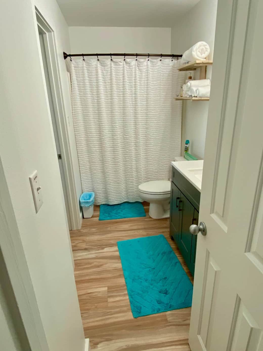 Bathroom with tub/shower
