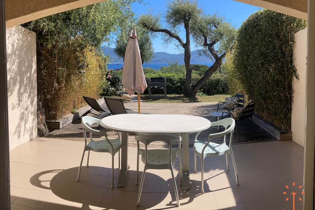 Terrasse extérieure avec vue sur la mer.