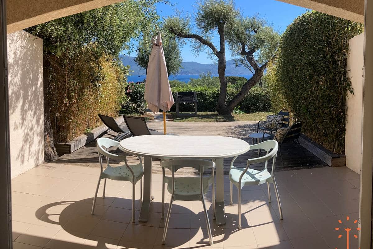 Terrasse extérieure avec vue sur la mer.