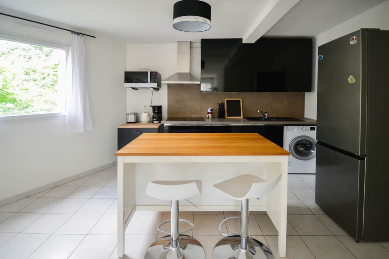 Cuisine équipée (four, micro-onde, cafetière filtre, lave linge...)
