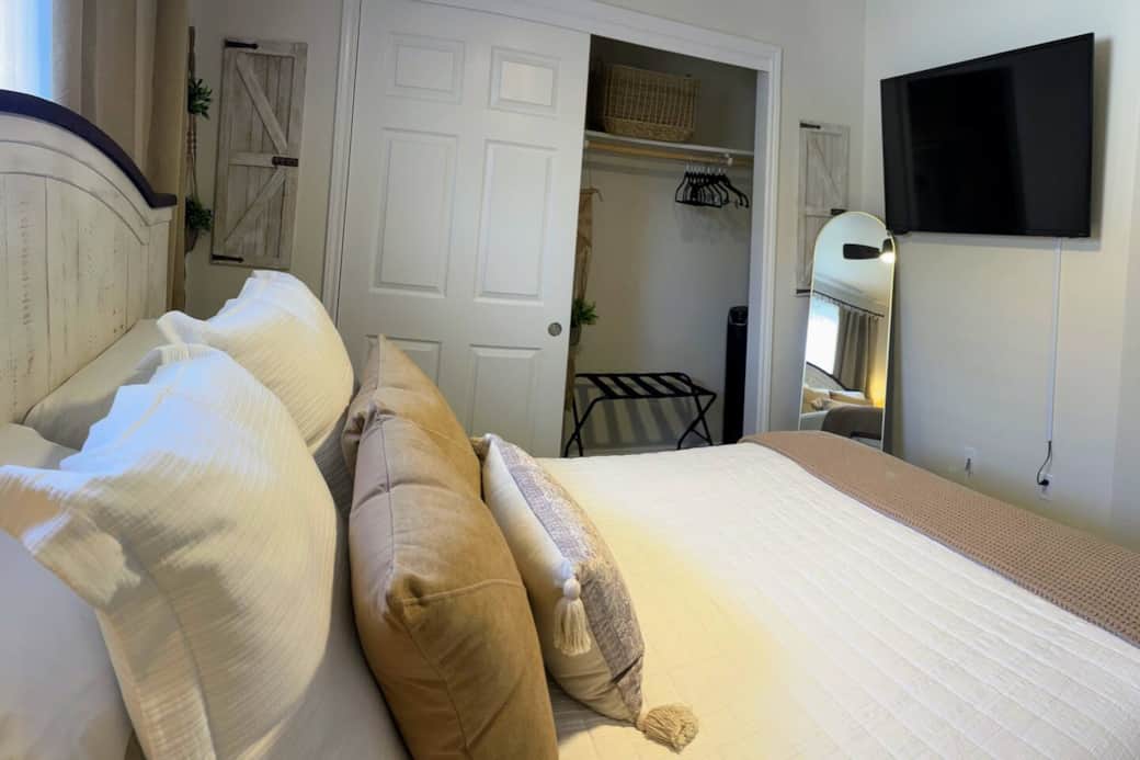 46" flat screen TV with a Roku streaming device to watch your favorite shows! The room also has a full-length mirror and black out curtains for your comfort. 46" flat screen TV with a Roku streaming device to watch your favorite shows! The room also has a full-length mirror and black out curtains for your comfort.
