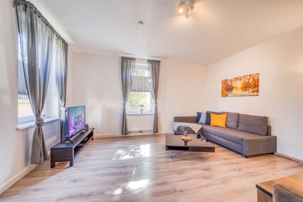 Wohnzimmer mit gemütlichem Sofa und Fernsehecke