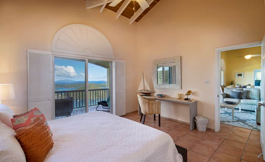 Upper level King room with en suite bathroom