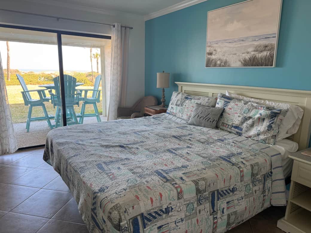 ~Bedroom with King-size bed and ocean view~