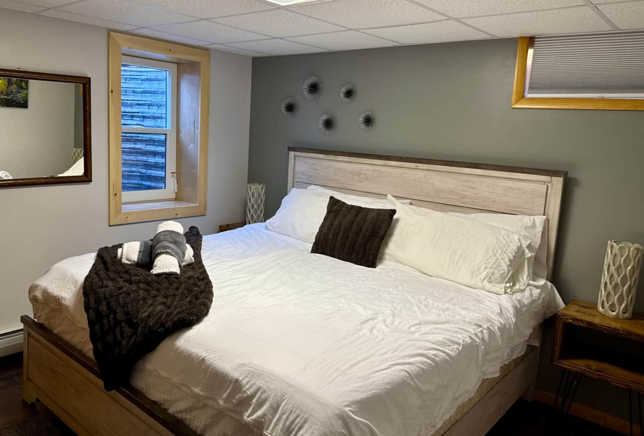 Comfortable king bedroom with cozy mountain retreat vibes, stprage