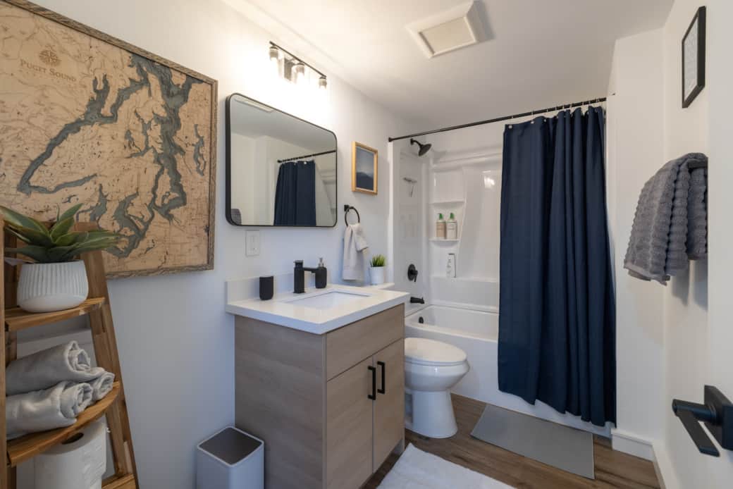spacious bathroom with shower/bathtub. shower gel & shampoo/conditioner included