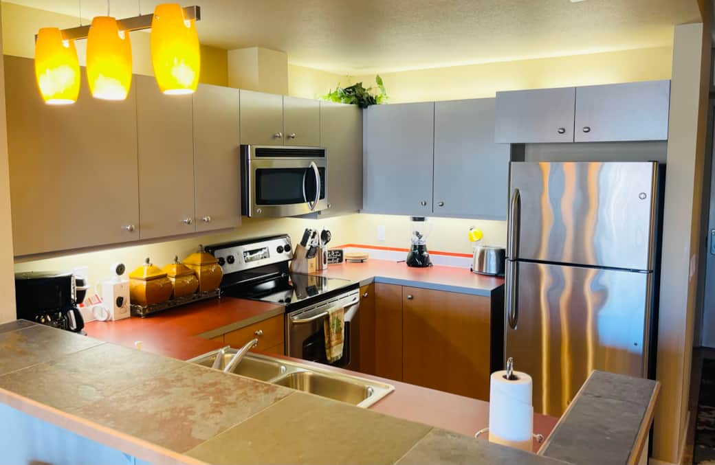 Lake Chelan Luxury Condo Heated Pool, Hot Tub, BBQ Apartment in Chelan