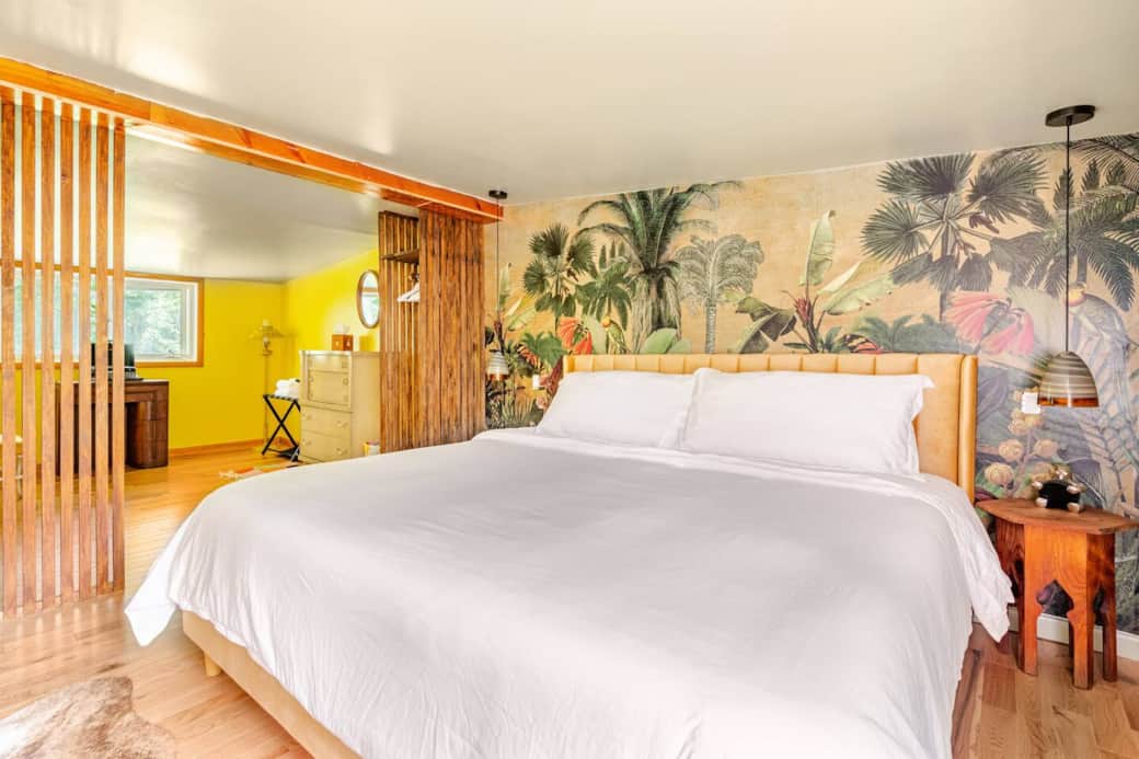High quality of organic cotton sheets, 2 types of pillows for back and front sleepers in KING bed. Sweet dreams!