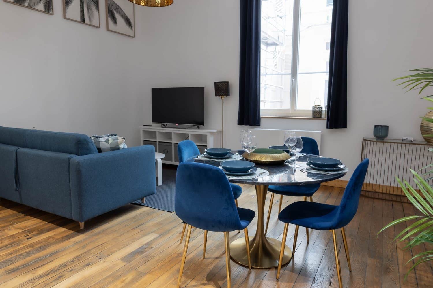 Salon lumineux d'un appartement meublé AppartUnique à Vichy
