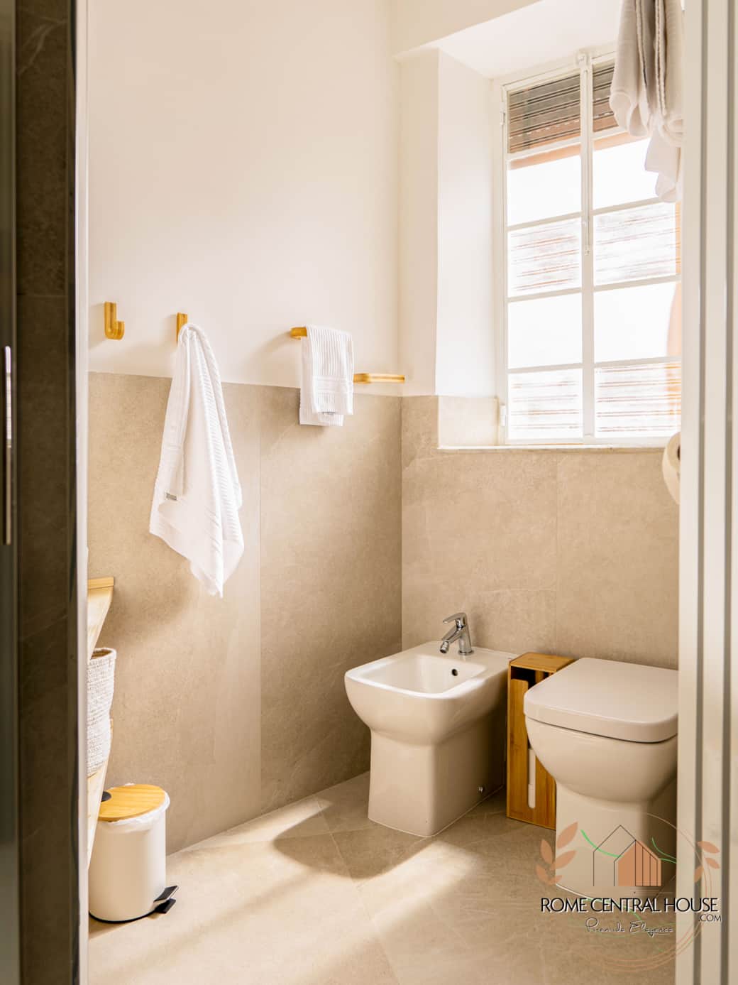 Bagno caldo e accogliente, pulito con bidet e grande doccia walk-in