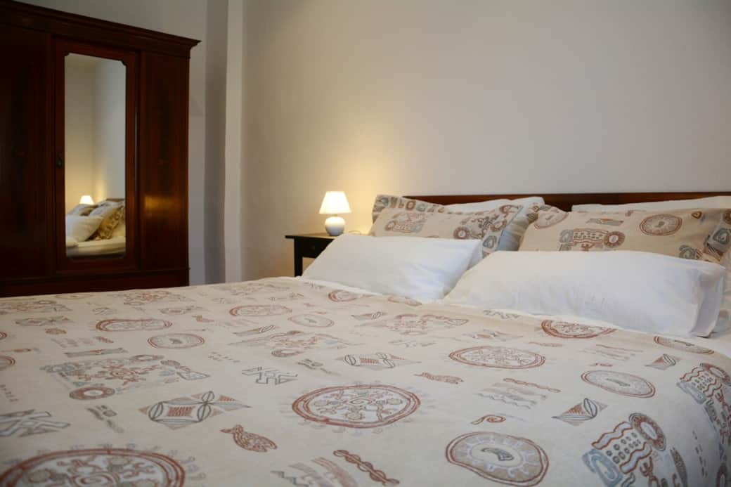 Schrank mit Spiegel im großen Schlafzimmer