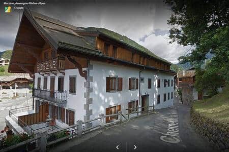 The main entrance to Residence des Alpes (from Chemin de la Vieille Crusaz)