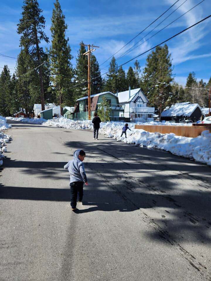 Walking distance to restaurant, donuts, bars, Ski resort pick ups.