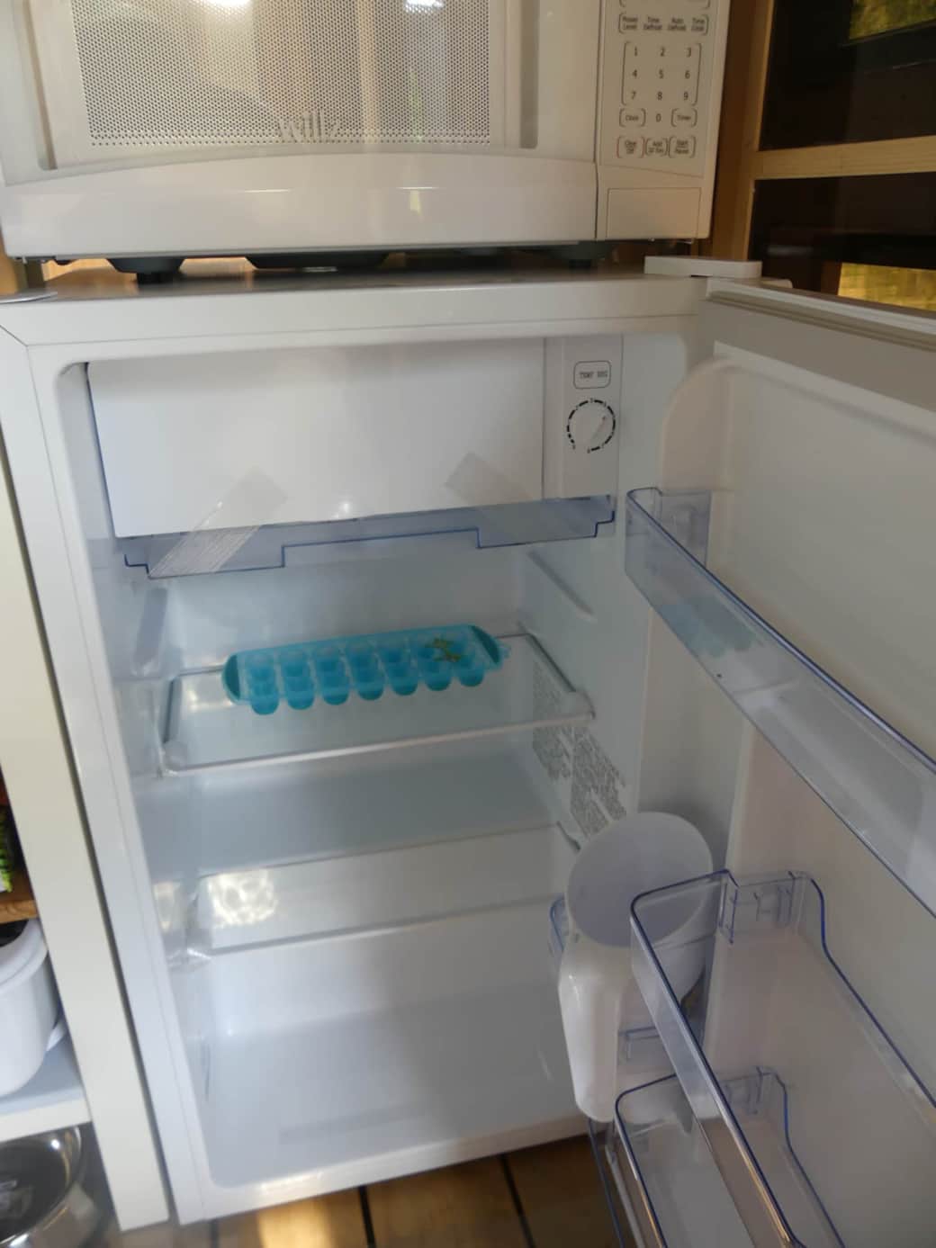 Réfrigérateur compact avec compartiment congélateur Réfrigérateur compact avec compartiment congélateur