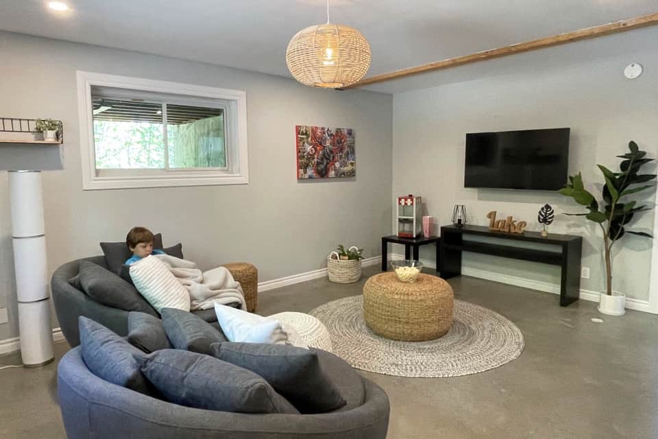 Salle familiale avec téléviseur et table de babyfoot