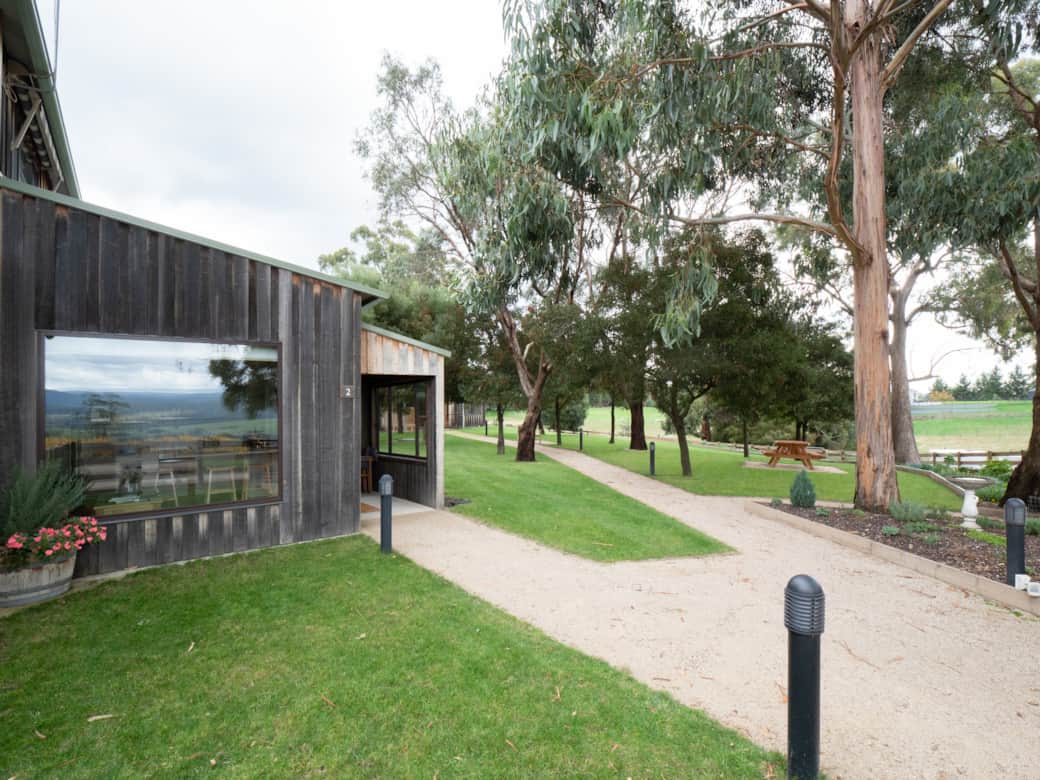 'The Magpie' - Two-bedroom farm-stay cottage at Bundaleera Vineyard