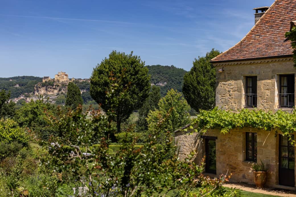 Beynac , que les voyageurs du monde entier viennent admirer, s’offre ici depuis votre propre jardin, sans effort ni foule.