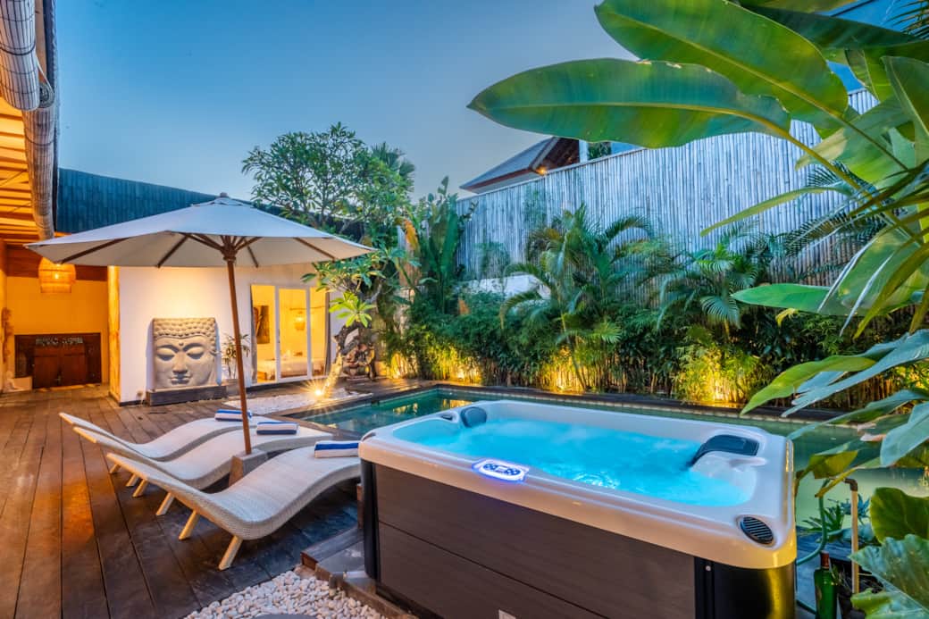 TOP 23 Jacuzzi & piscine vue night - Villa SHAKTI Canggu - BALI TOP 23 Jacuzzi & piscine vue night - Villa SHAKTI Canggu - BALI