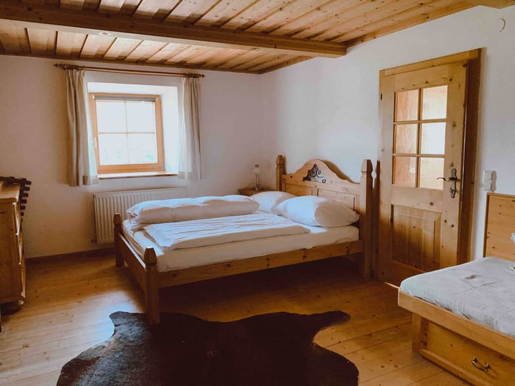 Erstes Schlafzimmer mit einem Doppelbett von einem Tischler gezaubert und daneben ein Einzelbett Erstes Schlafzimmer mit einem Doppelbett von einem Tischler gezaubert und daneben ein Einzelbett