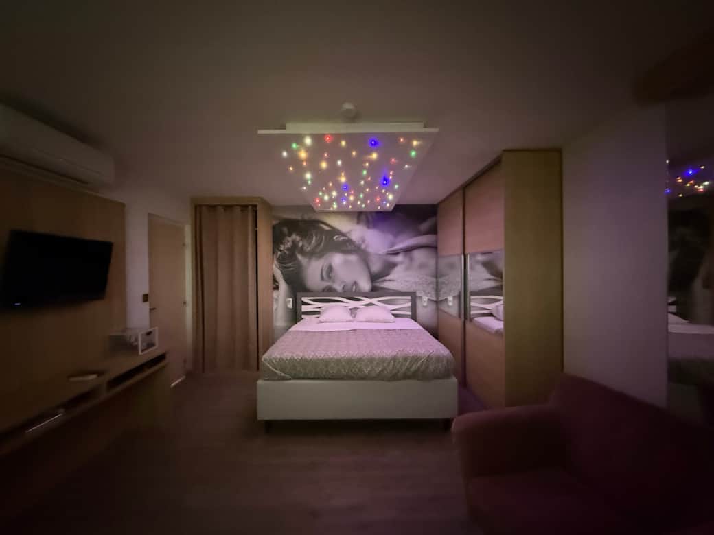 Lit avec ciel étoilé