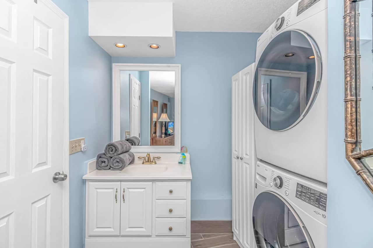 Master Bath w/ full sized stackable washer and dryer