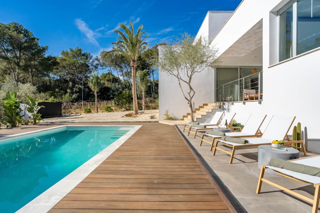 Hauptbild inklusive Pool & Hausfassade