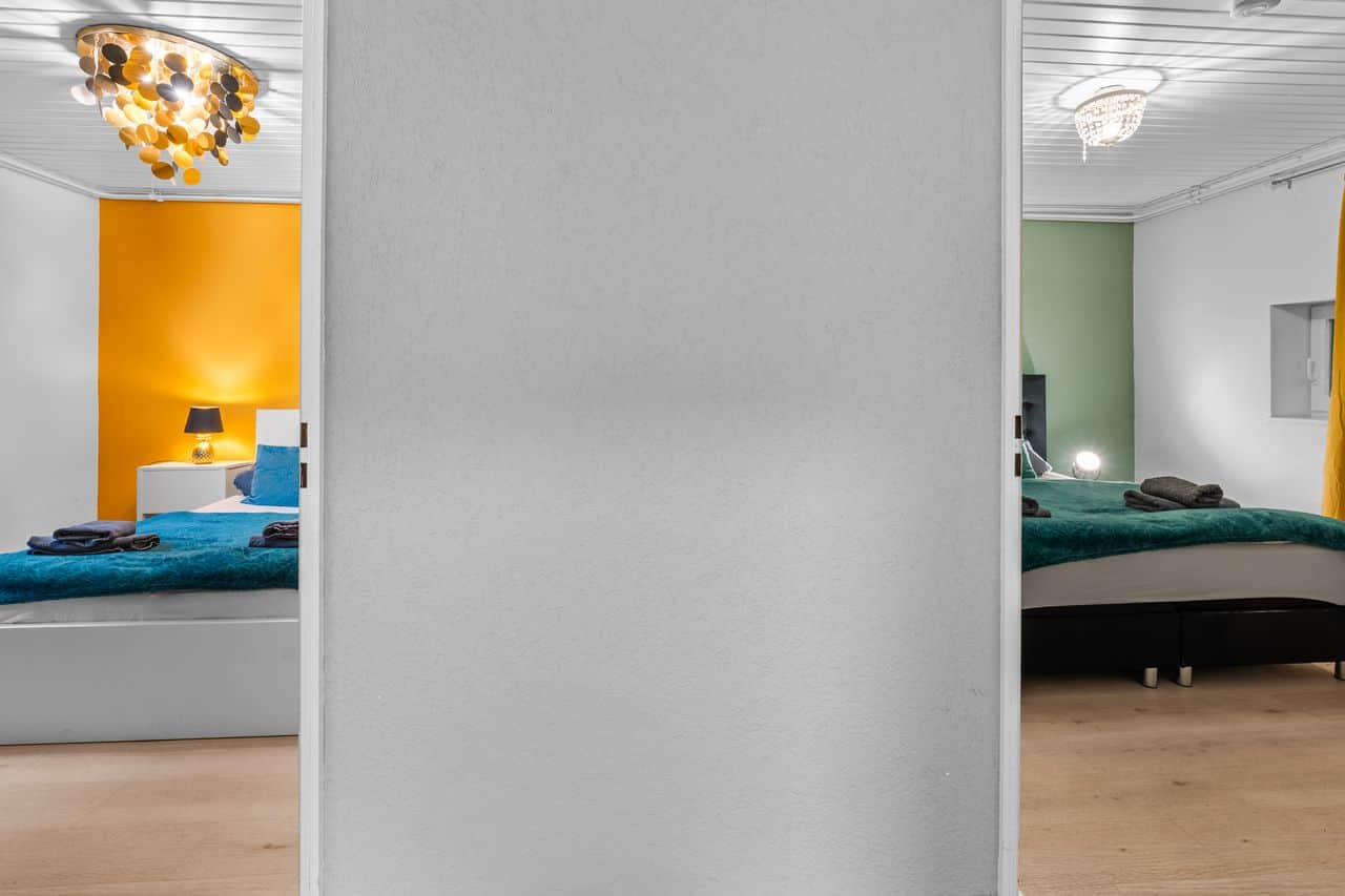 Zwei Schlafzimmer mit Doppelbett im Erdgeschoss
