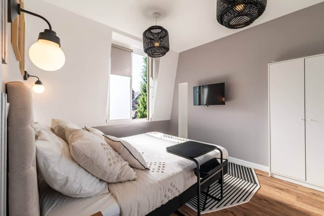 Chambre calme avec grand lit et dressing. Chambre calme avec grand lit et dressing.