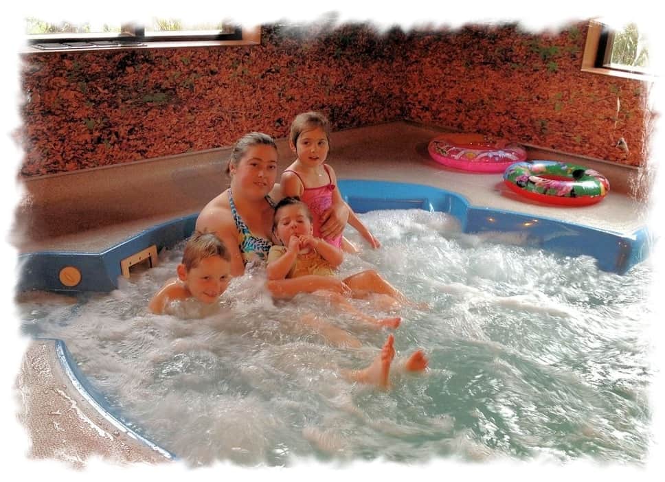 Family sized pool with integral Jacuzzi 