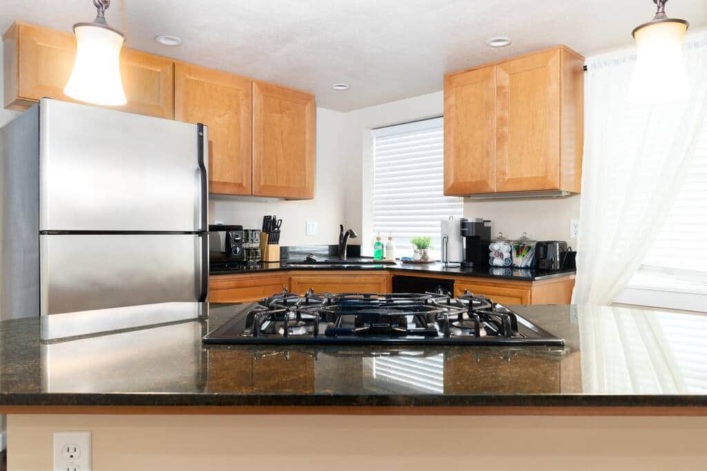 Large kitchen area w/ cooking necessities provided