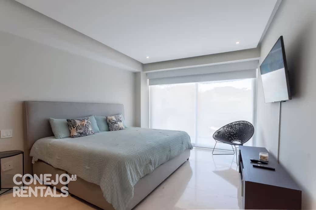 Habitación principal con cama king size y vista al jardín descanso total en Bolongo Habitación principal con cama king size y vista al jardín descanso total en Bolongo