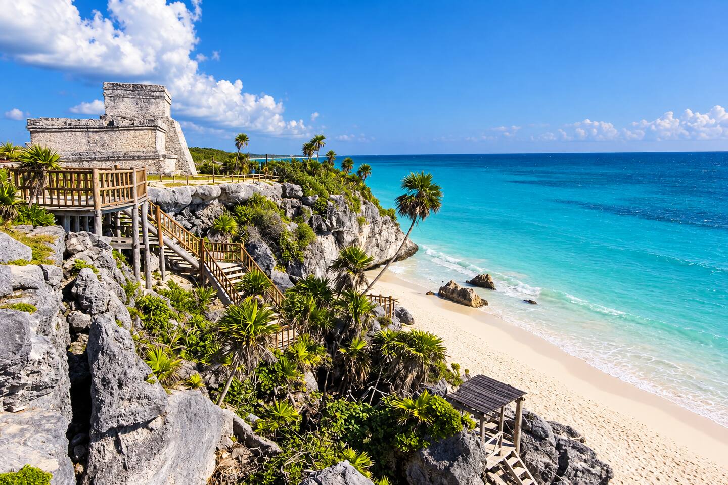 ¡Descubre la historia antigua de Tulum a solo 10 minutos! Explora las impresionantes Ruinas Mayas de Tulum, sobre imponentes acantilados frente al Mar Caribe, donde una historia increíble se une a vistas inolvidables al mar.