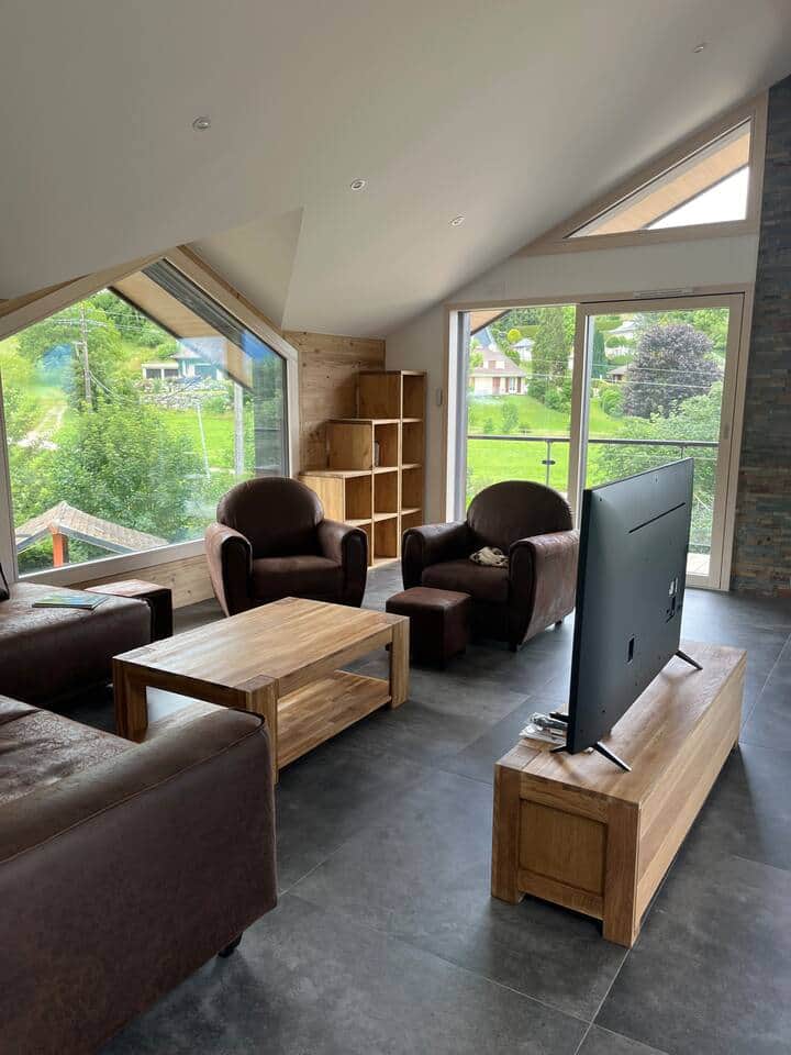 Salon cosy, Canapés, Poêle à bois, Babyfoot, Vue montagne, Balcon, Cuisine ouverte, Télévision