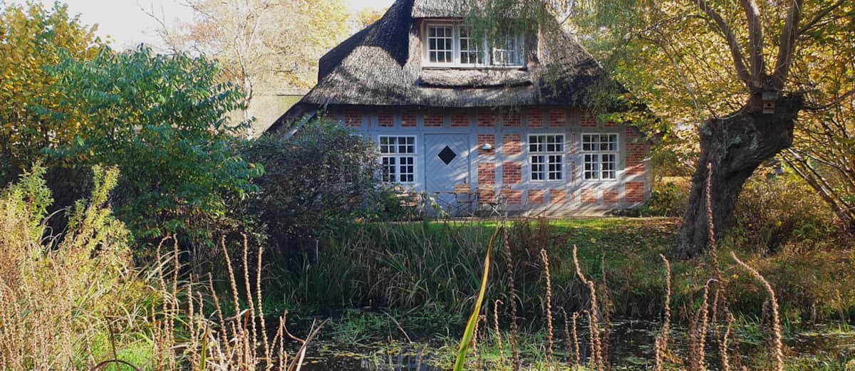 Reetgedecktes Fachwerkhaus am Teich in Worpswede