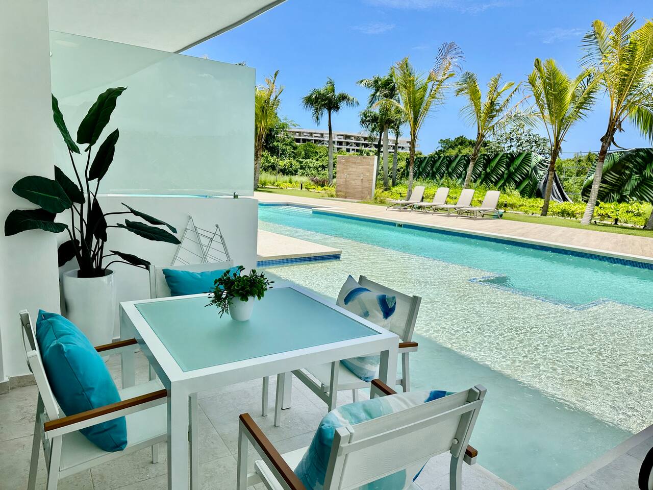 Aqua Bliss Swim-up retreat @ Cana Rock Universe