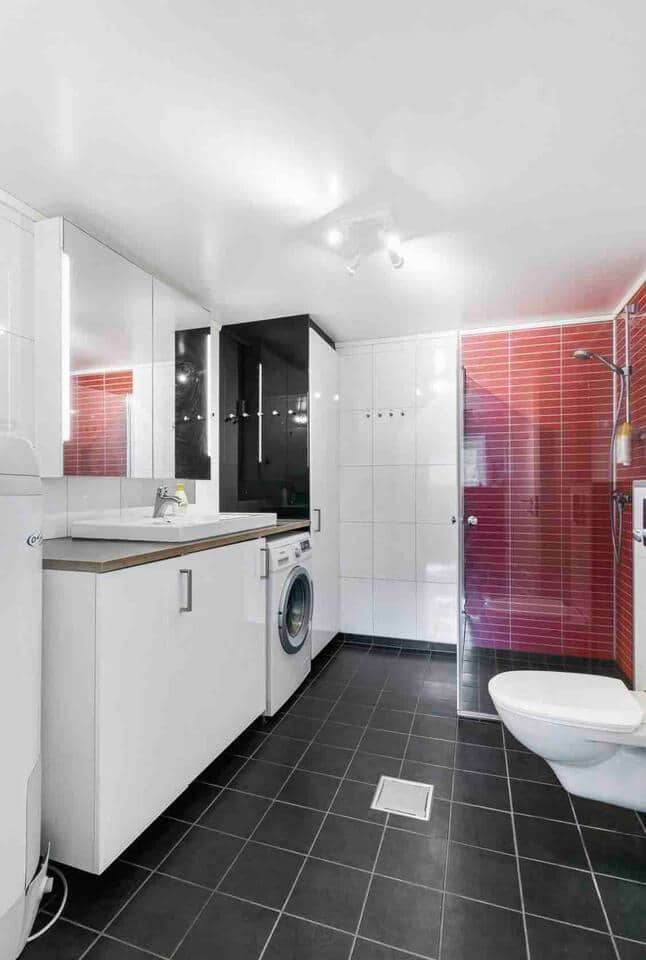 Clean and warm bathroom where you Can wash your laundry. Just remember to bring laundry detergent.