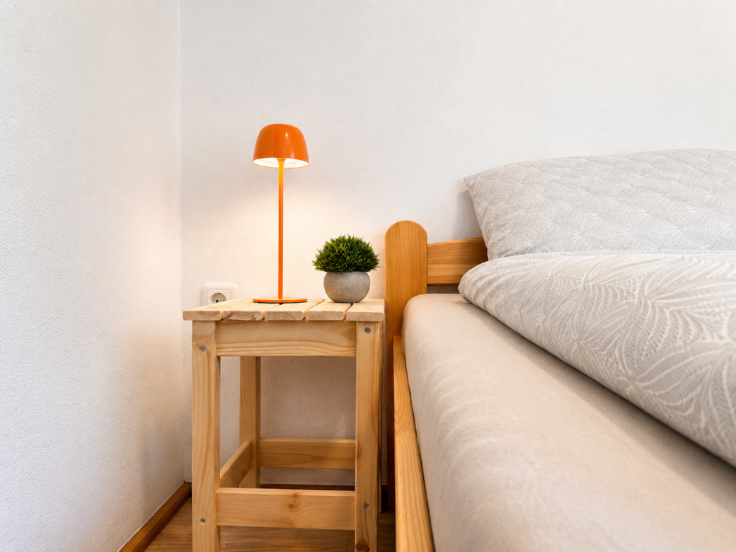 Schlafzimmer 1 mit Nachtkästchen und Nachtlicht