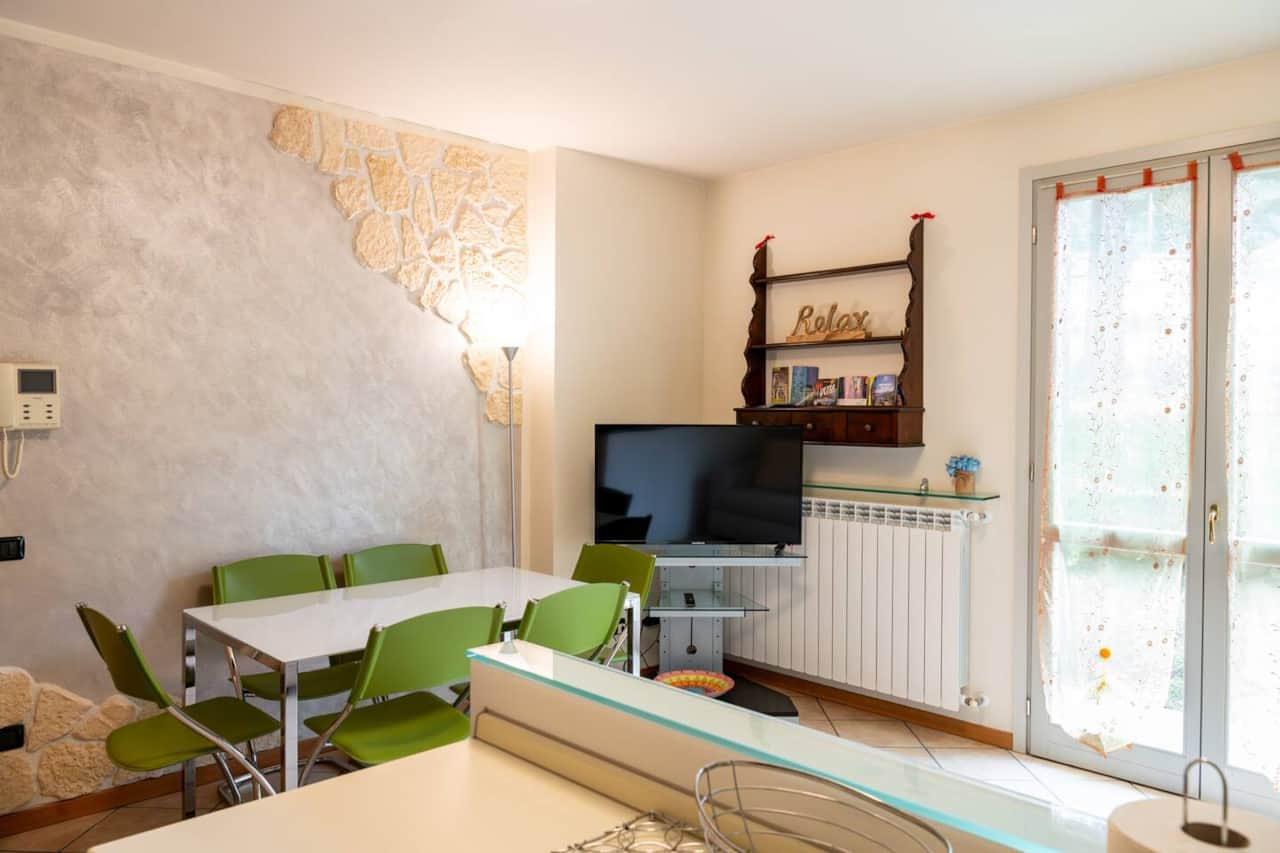soggiorno con divano letto, smart tv, tavolo per pranzare in compagnia e sfruttabile anche per lavorare da remoto