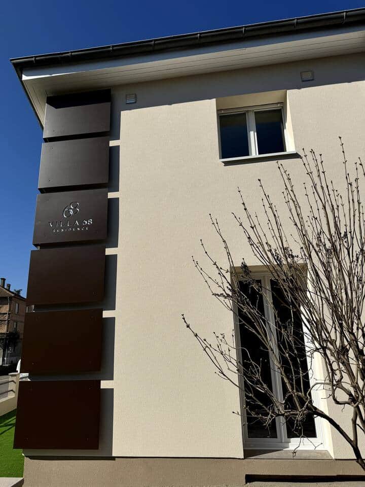 Vue d'ensemble de l'extérieur du logement. 
