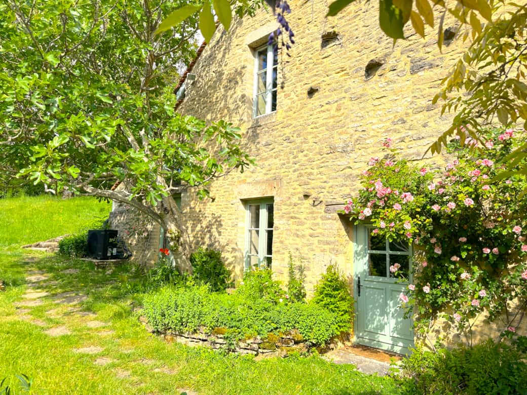 Extérieur gîte bourguignon clos de fougères