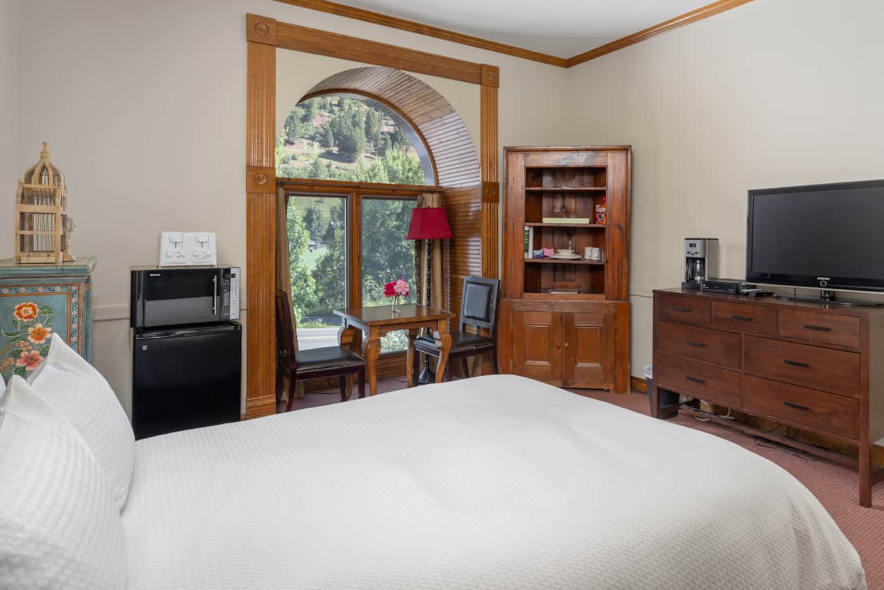 Cozy Village Hideaway studio with queen bed, flat screen TV and ability for light cooking