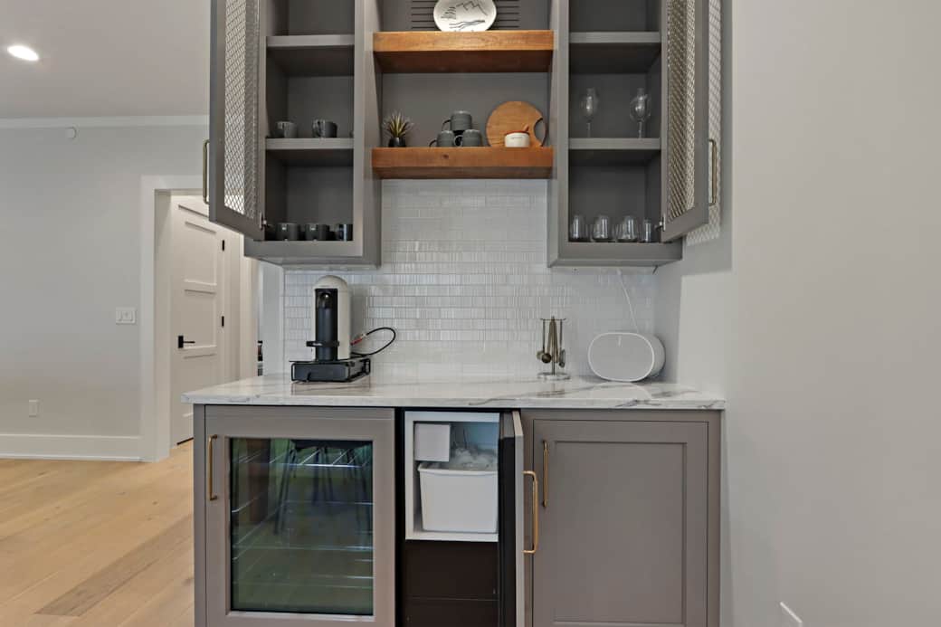 Coffee station/bar, complete with ice maker (2nd floor)