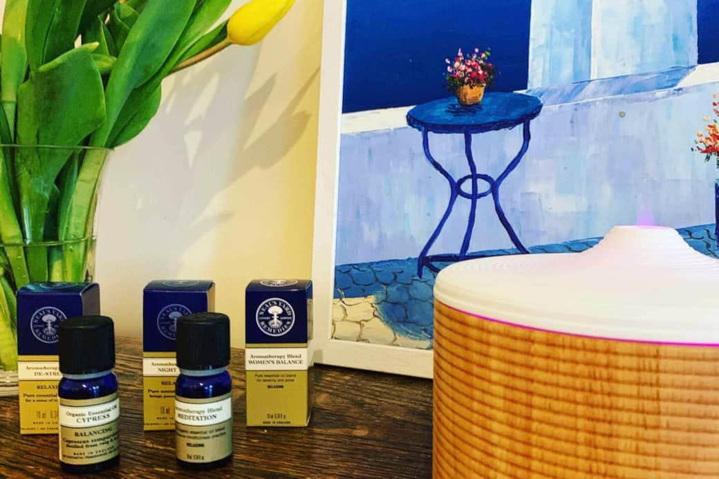 Neals Yard Maya Room Diffuser with Organic essential oils inc "Womans Balance" , "Meditation' , "Night time" and "Destress" 