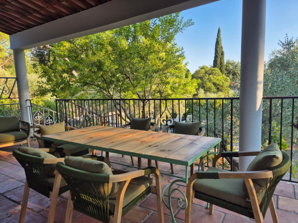 Covered terrace & dining