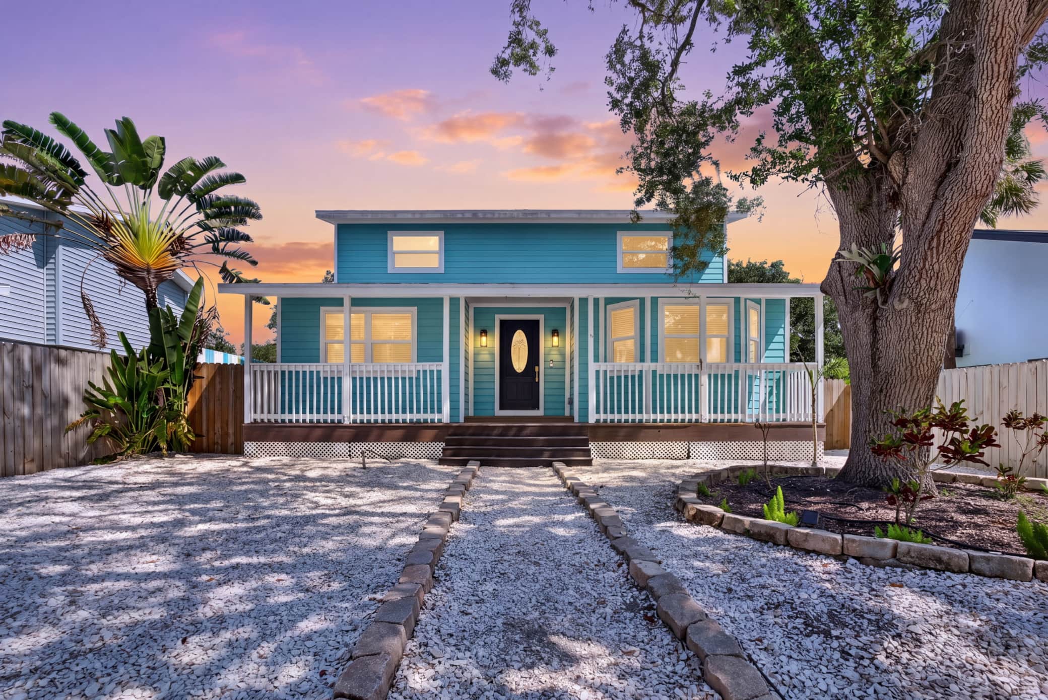 ・Sleeps 16 ・4 Bedrooms ・2.5 Bathrooms ・Sleeps 16 ・4 Bedrooms ・2.5 Bathrooms